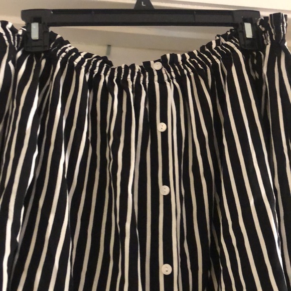 💙 Black and white off the shoulder striped blouse- size M - Picture 2 of 4